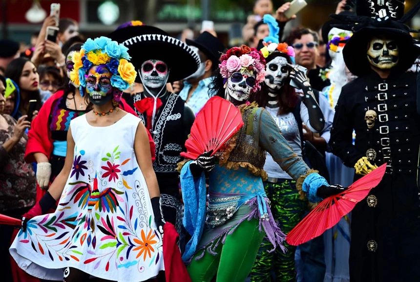 "Coco" - Mexico: Từ những tờ giấy "papel picado" tới những giai điệu mariachi đầy cảm xúc, bộ phim "Coco" của Pixar đã đưa khán giả đến gần hơn với thành phố Mexico. Những tòa nhà, quảng trường hay đường phố xuất hiện trong bộ phim đều được phác họa và lấy ý tưởng từ thành phố Mexico rực rỡ. Bên cạnh đó, nếu ghé thăm Mexico trong dịp lễ hội người chết Dia de los Muertos, du khách sẽ thấy thành phố được trang trí với hoa cúc và hộp sọ có kẹo màu giống như những gì xuất hiện trong "Coco". Ảnh: Standard. "Coco" - Mexico: Từ những tờ giấy "papel picado" tới những giai điệu mariachi đầy cảm xúc, bộ phim "Coco" của Pixar đã đưa khán giả đến gần hơn với thành phố Mexico. Những tòa nhà, quảng trường hay đường phố xuất hiện trong bộ phim đều được phác họa và lấy ý tưởng từ thành phố Mexico rực rỡ. Bên cạnh đó, nếu ghé thăm Mexico trong dịp lễ hội người chết Dia de los Muertos, du khách sẽ thấy thành phố được trang trí với hoa cúc và hộp sọ có kẹo màu giống như những gì xuất hiện trong "Coco". Ảnh: Standard.