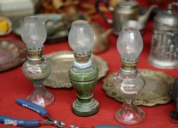 Đèn dầu là đồ dùng không thể thiếu trong mỗi nhà, thậm chí ngày nay nó vẫn còn được sử dụng tuy không nhiều.