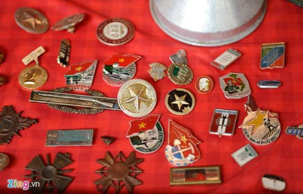 Huy chương ghi dấu nhiều chiến công lừng lẫy của quân đội Việt Nam. Ngoài ra còn có những chiếc huy chương của Liên Xô cũ.