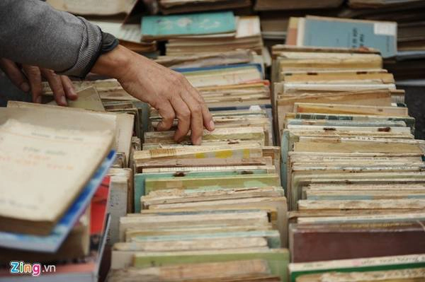 Một khách hàng lớn tuổi đang lần giở những cuốn sách nhuốm màu thời gian.