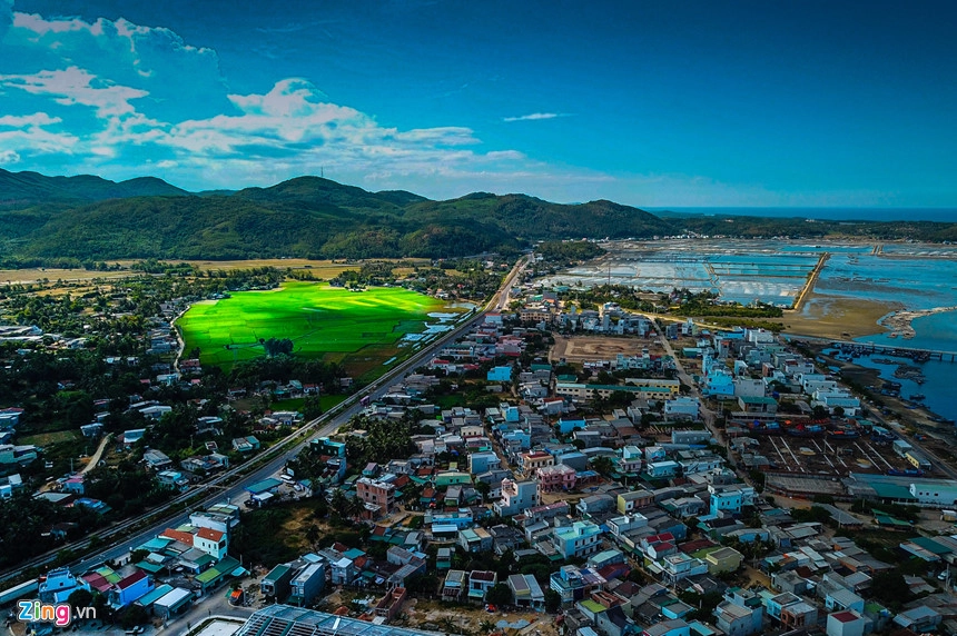 Trải dọc quốc lộ 1A, nơi đây nằm gầy cánh đồng muối rộng 100 ha. Theo cứ liệu lịch sử, năm 1471 trong cuộc nam chinh của mình, vua Lê Thánh Tông cùng binh lính đã dừng chân tại đây nghỉ ngơi, trước khi tiến quân vào đầm Thị Nại (Quy Nhơn) và thành Đồ Bàn (Vương quốc Chăm Pa).