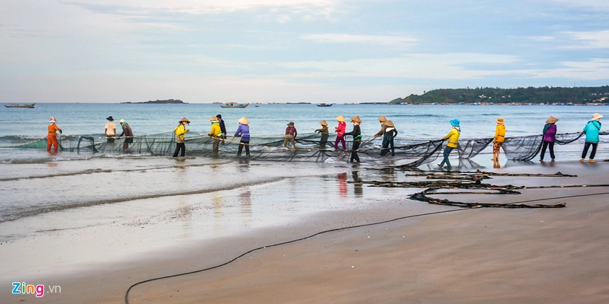Đến tham quan vùng biển Bình Châu, du khách có thể trải nghiệm kéo lưới vây cá cùng ngư dân nơi đây. Theo các chuyên gia, vùng biển Bình Châu tích hợp nhiều giá trị di sản. Khu vực này không chỉ có di sản biển phong phú được ví là "nghĩa địa tàu cổ đắm", với nhiều niên đại khác nhau, mà còn có di sản địa chất về trầm tích núi lửa ở vùng biển gần bờ độc đáo, hiếm hoi của thế giới.