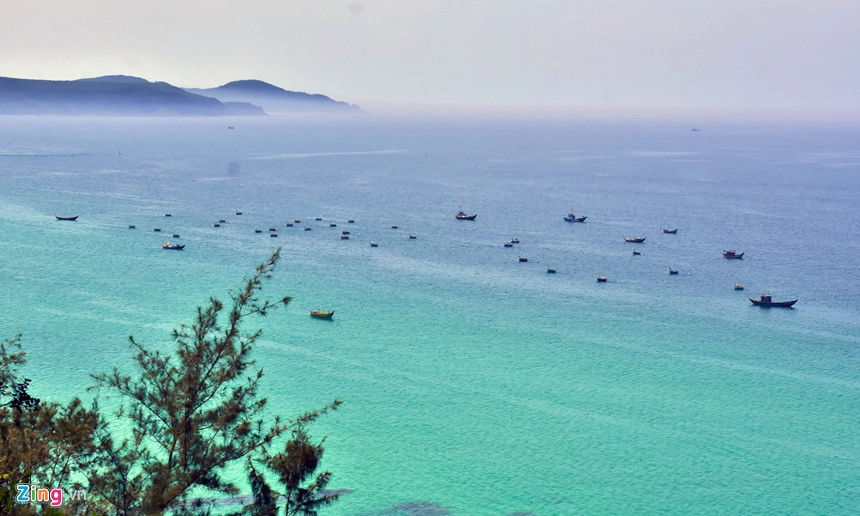 Vùng biển Lệ Thủy, nằm sát bên đô thị Vạn Tường, khu kinh tế Dung Quất. Từ trên cao, du khách có thể phóng tầm mắt thưởng ngoạn tàu thuyền, ghe thúng nhấp nhô trên mặt biển như bức tranh thủy mặc...