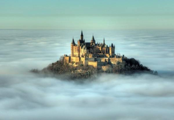 Hohenzollern, Đức: Lâu đài nằm trên đỉnh núi Hohenzollern, cao 2.800 m so với mực nước biển. Nơi đây từng là chỗ nghỉ của các vua Phổ. Hohenzollern, Đức: Lâu đài nằm trên đỉnh núi Hohenzollern, cao 2.800 m so với mực nước biển. Nơi đây từng là chỗ nghỉ của các vua Phổ.