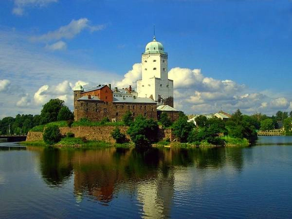 Vyborg, Nga: Lâu đài Vyborg được xây dựng bởi những người Thụy Điển năm 1293, sau một cuộc thập tự chinh của họ vào Karelia. Ngày nay, lâu đài là một bảo tàng. Vyborg, Nga: Lâu đài Vyborg được xây dựng bởi những người Thụy Điển năm 1293, sau một cuộc thập tự chinh của họ vào Karelia. Ngày nay, lâu đài là một bảo tàng.