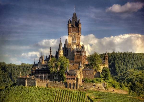 Reichsburg Cochem, Đức: Lâu đài có tuổi đời lên đến hàng nghìn năm này từng là nơi trú ngụ của vua Konrad III. Năm 1689, nó bị người Pháp phóng hỏa đốt nhưng tới 1868, lâu đài được một doanh nhân Đức mua lại và trùng tu. Reichsburg Cochem, Đức: Lâu đài có tuổi đời lên đến hàng nghìn năm này từng là nơi trú ngụ của vua Konrad III. Năm 1689, nó bị người Pháp phóng hỏa đốt nhưng tới 1868, lâu đài được một doanh nhân Đức mua lại và trùng tu.