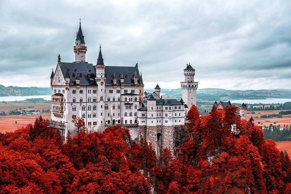 Neuschwanstein, Đức: Giữa thế kỷ 19, vua Ludwig II ra lệnh cho xây dựng tòa lâu đài có tên Neuschawanstein. Kiệt tác này của nước Đức đã tạo cảm hứng để Disneyland thiết kế ra lâu đài cho nàng công chúa ngủ trong rừng (Sleeping Beauty) của mình. Neuschwanstein, Đức: Giữa thế kỷ 19, vua Ludwig II ra lệnh cho xây dựng tòa lâu đài có tên Neuschawanstein. Kiệt tác này của nước Đức đã tạo cảm hứng để Disneyland thiết kế ra lâu đài cho nàng công chúa ngủ trong rừng (Sleeping Beauty) của mình.