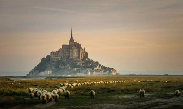 Mont Saint-Michel, Pháp: Pháo đài bất khả xâm phạm Mont Saint-Michel là một trong những điểm đông khách nhất ở Pháp, sau Paris. Lâu đài được xây dựng vào năm 709 và đến nay, theo đánh giá của nhiều du khách, nó vẫn còn rất đẹp, lộng lẫy. Mont Saint-Michel, Pháp: Pháo đài bất khả xâm phạm Mont Saint-Michel là một trong những điểm đông khách nhất ở Pháp, sau Paris. Lâu đài được xây dựng vào năm 709 và đến nay, theo đánh giá của nhiều du khách, nó vẫn còn rất đẹp, lộng lẫy.