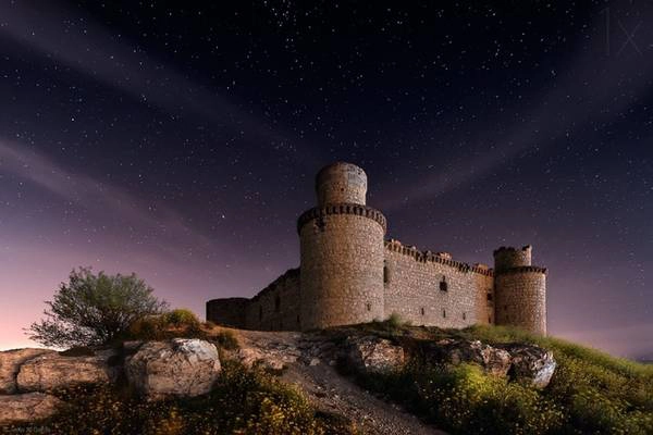 Castillo de San Servando, Tây Ban Nha: Lâu đài Castillo de San Servando nằm ở tỉnh Toledo, Tây Ban Nha và được một quý tộc địa phương xây dựng vào thế kỷ 15. Các lâu đài ở Tây Ban Nha được xây dựng với mục đích phòng thủ. Ngày nay, khoảng 2.500 lâu đài ở quốc gia này có hình dáng giống pháo đài. Castillo de San Servando, Tây Ban Nha: Lâu đài Castillo de San Servando nằm ở tỉnh Toledo, Tây Ban Nha và được một quý tộc địa phương xây dựng vào thế kỷ 15. Các lâu đài ở Tây Ban Nha được xây dựng với mục đích phòng thủ. Ngày nay, khoảng 2.500 lâu đài ở quốc gia này có hình dáng giống pháo đài.