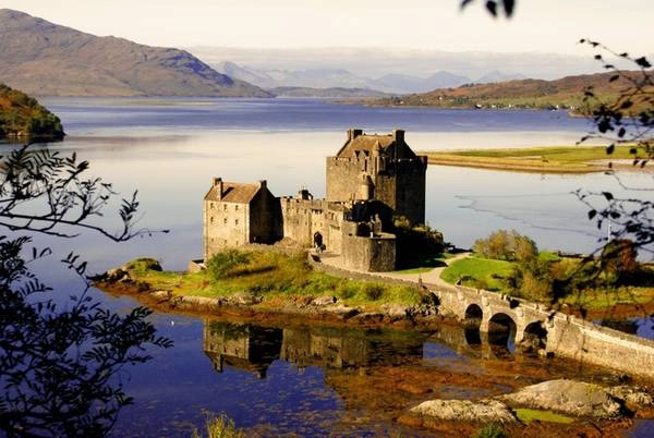 Eilean Donan, Scotland: Lâu đài nằm trên một hòn đảo ở Loch Duich, là một trong những điểm đến lãng mạn nhất Scotland. Nơi đây nổi tiếng với các huyền thoại, là điểm đến cho nhiều nhà làm phim. Eilean Donan, Scotland: Lâu đài nằm trên một hòn đảo ở Loch Duich, là một trong những điểm đến lãng mạn nhất Scotland. Nơi đây nổi tiếng với các huyền thoại, là điểm đến cho nhiều nhà làm phim.
