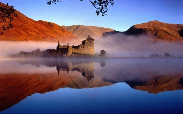 Kilchurn, Scotland: Di tích tuyệt đẹp và có phần hơi kỳ quái nằm bên bờ của Lock Awe. Kilchum từng có quá khứ dữ dội khi bị sét đánh vào năm 1769. Ngày nay, nó là điểm đến yêu thích của các du khách mê mẩn với những tòa lâu đài và truyện cổ tích. Kilchurn, Scotland: Di tích tuyệt đẹp và có phần hơi kỳ quái nằm bên bờ của Lock Awe. Kilchum từng có quá khứ dữ dội khi bị sét đánh vào năm 1769. Ngày nay, nó là điểm đến yêu thích của các du khách mê mẩn với những tòa lâu đài và truyện cổ tích.