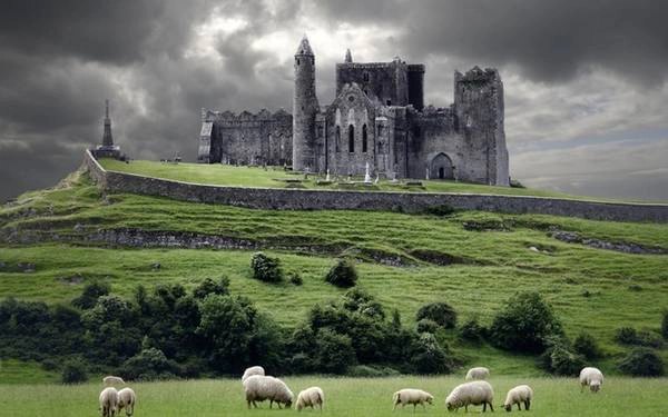 The Rock of Cashel, Ireland: Khung cảnh tuyệt đẹp xung quanh The Rock of Cashel khiến không ít du khách cho biết họ có cảm tưởng như mình đang lạc vào Ireland của những ngày xa xưa, với không gian thật yên bình. Nơi đây từng là chỗ ở của các vị vua Ireland và là điểm giảng đạo của thánh Patrick vào thế kỷ thứ 5. The Rock of Cashel, Ireland: Khung cảnh tuyệt đẹp xung quanh The Rock of Cashel khiến không ít du khách cho biết họ có cảm tưởng như mình đang lạc vào Ireland của những ngày xa xưa, với không gian thật yên bình. Nơi đây từng là chỗ ở của các vị vua Ireland và là điểm giảng đạo của thánh Patrick vào thế kỷ thứ 5.