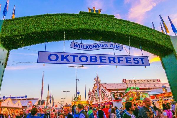 Lễ hội bia Oktoberfest thu hút hàng triệu khách du lịch khắp thế giới đổ về mỗi năm. Ảnh: campbellchamber Lễ hội bia Oktoberfest thu hút hàng triệu khách du lịch khắp thế giới đổ về mỗi năm. Ảnh: campbellchamber