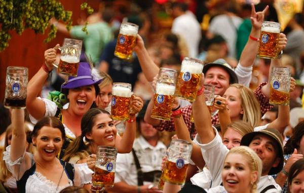 Những ly bia khổng lồ “thương hiệu” của lễ hội bia Oktoberfest Đức. Ảnh: huffingtonpost Những ly bia khổng lồ “thương hiệu” của lễ hội bia Oktoberfest Đức. Ảnh: huffingtonpost