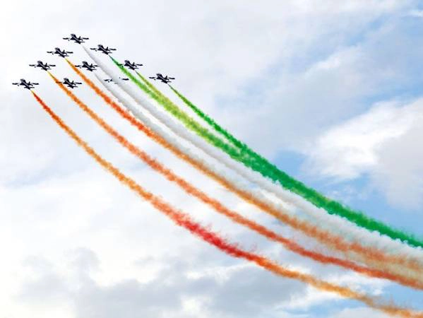Màn trình diễn máy bay ngoạn mục tại Dubai Air Show. Ảnh: dubaicalendar.ae Màn trình diễn máy bay ngoạn mục tại Dubai Air Show. Ảnh: dubaicalendar.ae