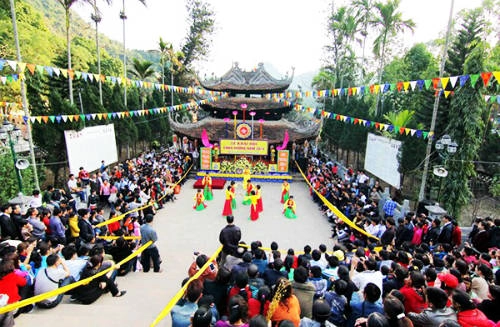 Lễ hội chùa Hương, Hà Nội: Hội chùa Hương diễn ra tại xã Hương Sơn huyện Mỹ Đức, Hà Nội từ ngày 6 tháng Giêng và kéo dài đến hết tháng 3 âm lịch. Đến với lễ hội, du khách không chỉ được tham gia vào hành trình về cõi Phật mà còn được đắm mình trong không gian của non nước mênh mông với hàng giờ ngồi thuyền ngắm cảnh. Ngoài ra, lễ hội còn có các hoạt động văn hóa nghệ thuật dân tộc như bơi thuyền, leo núi, xem các chiếu hát chèo, hát văn…Ảnh: giacngo. Lễ hội chùa Hương, Hà Nội: Hội chùa Hương diễn ra tại xã Hương Sơn huyện Mỹ Đức, Hà Nội từ ngày 6 tháng Giêng và kéo dài đến hết tháng 3 âm lịch. Đến với lễ hội, du khách không chỉ được tham gia vào hành trình về cõi Phật mà còn được đắm mình trong không gian của non nước mênh mông với hàng giờ ngồi thuyền ngắm cảnh. Ngoài ra, lễ hội còn có các hoạt động văn hóa nghệ thuật dân tộc như bơi thuyền, leo núi, xem các chiếu hát chèo, hát văn…Ảnh: giacngo.