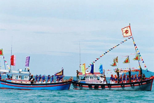 Hội cầu ngư, Huế: Hội được tổ chức vào ngày 12 tháng Giêng tại Thái Dương Hạ, Thuận An, thành phố Huế để tưởng nhớ vị thành hoàng của làng Trương Quý Công (biệt danh của Trương Thiều), người gốc Thanh Hoá có công dạy cho dân nghèo đánh cá và buôn bán ghe mành. Trò diễn bủa lưới trong hội cầu ngư sẽ được tổ chức trước đình làng. Sau đó là cuộc đua thuyền trên phá của các xã lận cận. Kết thúc buổi lễ là bữa cơm thân mật giữa quan khách và dân làng ở địa phương. Ảnh: dulichvietnam. Hội cầu ngư, Huế: Hội được tổ chức vào ngày 12 tháng Giêng tại Thái Dương Hạ, Thuận An, thành phố Huế để tưởng nhớ vị thành hoàng của làng Trương Quý Công (biệt danh của Trương Thiều), người gốc Thanh Hoá có công dạy cho dân nghèo đánh cá và buôn bán ghe mành. Trò diễn bủa lưới trong hội cầu ngư sẽ được tổ chức trước đình làng. Sau đó là cuộc đua thuyền trên phá của các xã lận cận. Kết thúc buổi lễ là bữa cơm thân mật giữa quan khách và dân làng ở địa phương. Ảnh: dulichvietnam.