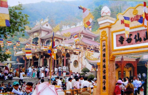 Lễ hội Đền Bà Đen, Tây Ninh: Còn được gọi là lễ hội đền Linh Sơn Thánh Mẫu, được xây trên lưng chừng núi cao độ 380 m ở Tây Ninh. Đến nay, đền được trùng tu nhiều lần, và từ chân núi đi lên đã làm một con đường bậc thang cho người đi bộ. Lễ hội được tổ chức từ ngày 10 đến rằm tháng Giêng. Hàng năm, đến ngày lễ hội đền Bà Đen, dân chúng các tỉnh đến rất đông để đến xin phước lành bà Linh Sơn Thánh Mẫu có đến cả trăm nghìn người. Ảnh:baogialai. Lễ hội Đền Bà Đen, Tây Ninh: Còn được gọi là lễ hội đền Linh Sơn Thánh Mẫu, được xây trên lưng chừng núi cao độ 380 m ở Tây Ninh. Đến nay, đền được trùng tu nhiều lần, và từ chân núi đi lên đã làm một con đường bậc thang cho người đi bộ. Lễ hội được tổ chức từ ngày 10 đến rằm tháng Giêng. Hàng năm, đến ngày lễ hội đền Bà Đen, dân chúng các tỉnh đến rất đông để đến xin phước lành bà Linh Sơn Thánh Mẫu có đến cả trăm nghìn người. Ảnh:baogialai.