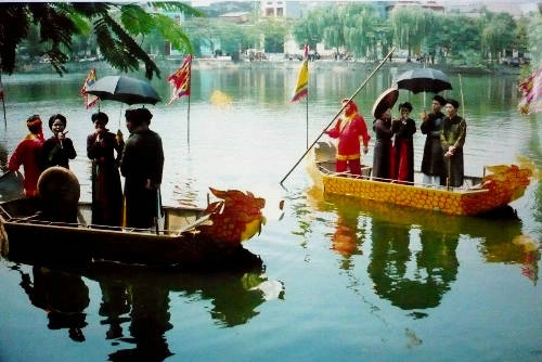 Hội Lim, Bắc Ninh: Là một lễ hội lớn của tỉnh Bắc Ninh, chính hội được tổ chức vào ngày 13 tháng Giêng. Hội Lim được coi là nét kết tinh độc đáo của vùng văn hoá Kinh Bắc với nhiều trò chơi dân gian như đấu võ, đấu vật, đấu cờ, nấu cơm... Đặc sắc hơn cả là phần hát hội, từ hát mời trầu, hát gọi đò đến con sáo sang sông...Ảnh: dulichbinhduong. Hội Lim, Bắc Ninh: Là một lễ hội lớn của tỉnh Bắc Ninh, chính hội được tổ chức vào ngày 13 tháng Giêng. Hội Lim được coi là nét kết tinh độc đáo của vùng văn hoá Kinh Bắc với nhiều trò chơi dân gian như đấu võ, đấu vật, đấu cờ, nấu cơm... Đặc sắc hơn cả là phần hát hội, từ hát mời trầu, hát gọi đò đến con sáo sang sông...Ảnh: dulichbinhduong.