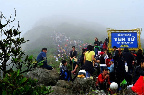 Lễ hội Yên Tử, Quảng Ninh: Đây là một lễ hội lớn ở xã Thượng Yên Công, huyện Uông Bí, tỉnh Quảng Ninh. Ngày khai hội được tổ chức vào ngày 10/1 âm lịch. Lễ hội diễn ra nhiều nghi lễ truyền thống như dâng hương, lễ cầu quốc thái dân an, lễ đóng dấu thiêng Yên Tử… và thu hút hàng triệu lượt khách dâng hương hàng năm. Hệ thống cáp treo 2 chặng từ bến Giải Oan đến chùa Hoa Yên và từ chùa Hoa Yên tới khu vực tượng An Kỳ Sinh đã được nâng cấp, đảm bảo việc vận hành trơn tru để phục vụ du khách trong năm nay. Ảnh: ditichlichsuvanhoa. Lễ hội Yên Tử, Quảng Ninh: Đây là một lễ hội lớn ở xã Thượng Yên Công, huyện Uông Bí, tỉnh Quảng Ninh. Ngày khai hội được tổ chức vào ngày 10/1 âm lịch. Lễ hội diễn ra nhiều nghi lễ truyền thống như dâng hương, lễ cầu quốc thái dân an, lễ đóng dấu thiêng Yên Tử… và thu hút hàng triệu lượt khách dâng hương hàng năm. Hệ thống cáp treo 2 chặng từ bến Giải Oan đến chùa Hoa Yên và từ chùa Hoa Yên tới khu vực tượng An Kỳ Sinh đã được nâng cấp, đảm bảo việc vận hành trơn tru để phục vụ du khách trong năm nay. Ảnh: ditichlichsuvanhoa.