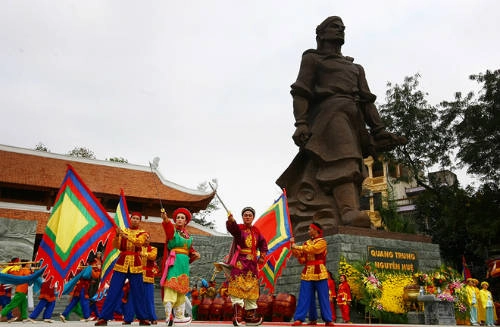 Hội gò Đống Đa, Hà Nội: Hội diễn ra ngày 5/1 âm lịch hàng năm tại gò Đống Đa, phường Quang Trung, Hà Nội. Đây là lễ hội chiến thắng được tổ chức để tưởng nhớ tới công tích lẫy lừng của vua Quang Trung - người anh hùng trong lịch sử chống giặc ngoại xâm của dân tộc. Sau những hội trống, chiêng báo hiệu bắt đầu cuộc rước thần chiến thắng, tượng trưng biểu dương khí thế quân Tây Sơn, từ đình làng Khương Thượng về gò Đống Đa. Tham gia cuộc rước có thanh niên các làng: Khương Thương, Thịnh Hào… ăn mặc theo lễ phục hội, đi sau là cờ, biểu, lộng kiệu… và cuối đoàn rước là hình tượng “con rồng lửa” kết bằng rơm. Sau phần nghi lễ là các trò chơi dân gian vui khỏe, đua tài, đua trí như: múa rồng, múa lân, đấu vật, chơi cờ, chọi gà…Ảnh: Quý Đoàn. Hội gò Đống Đa, Hà Nội: Hội diễn ra ngày 5/1 âm lịch hàng năm tại gò Đống Đa, phường Quang Trung, Hà Nội. Đây là lễ hội chiến thắng được tổ chức để tưởng nhớ tới công tích lẫy lừng của vua Quang Trung - người anh hùng trong lịch sử chống giặc ngoại xâm của dân tộc. Sau những hội trống, chiêng báo hiệu bắt đầu cuộc rước thần chiến thắng, tượng trưng biểu dương khí thế quân Tây Sơn, từ đình làng Khương Thượng về gò Đống Đa. Tham gia cuộc rước có thanh niên các làng: Khương Thương, Thịnh Hào… ăn mặc theo lễ phục hội, đi sau là cờ, biểu, lộng kiệu… và cuối đoàn rước là hình tượng “con rồng lửa” kết bằng rơm. Sau phần nghi lễ là các trò chơi dân gian vui khỏe, đua tài, đua trí như: múa rồng, múa lân, đấu vật, chơi cờ, chọi gà…Ảnh: Quý Đoàn.
