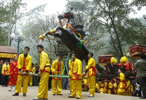Lễ hội đền Gióng, Hà Nội: Hội Gióng được tổ chức tại nhiều nơi ở Hà Nội. Trong đó, 2 lễ hội tiêu biểu là hội Gióng ở đền Phù Đổng, xã Phù Đổng, Gia Lâm - nơi sản sinh ra người anh hùng huyền thoại Thánh Gióng và hội Gióng ở đền Sóc, xã Phù Linh, Sóc Sơn. Lễ hội diễn ra vào ngày mùng 6/1 âm lịch hàng năm và kéo dài trong 3 ngày với đầy đủ các nghi lễ truyền thống như: lễ khai quang, lễ rước, lễ dâng hương, dâng hoa tre lên đền Thượng, nơi thờ Thánh Gióng. Ảnh: trithuc9. nhLễ hội đền Gióng, Hà Nội: Hội Gióng được tổ chức tại nhiều nơi ở Hà Nội. Trong đó, 2 lễ hội tiêu biểu là hội Gióng ở đền Phù Đổng, xã Phù Đổng, Gia Lâm - nơi sản sinh ra người anh hùng huyền thoại Thánh Gióng và hội Gióng ở đền Sóc, xã Phù Linh, Sóc Sơn. Lễ hội diễn ra vào ngày mùng 6/1 âm lịch hàng năm và kéo dài trong 3 ngày với đầy đủ các nghi lễ truyền thống như: lễ khai quang, lễ rước, lễ dâng hương, dâng hoa tre lên đền Thượng, nơi thờ Thánh Gióng. Ảnh: trithuc9.