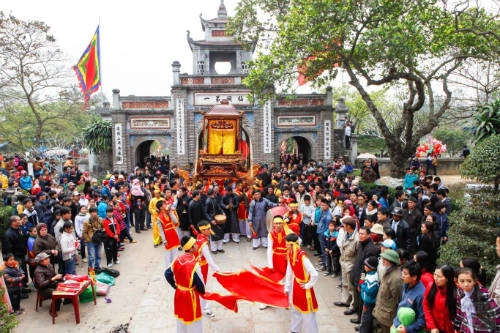 Lễ hội Cổ Loa, Hà Nội: Được tổ chức vào mùng 6 Tết âm lịch, lễ hội Cổ Loa diễn ra tại huyện Đông Anh nhằm tưởng nhớ Thục Phán An Dương Vương - người có công xây dựng nhà nước Âu Lạc, định đô tại Cổ Loa. Không chỉ có các nghi lễ tế, rước truyền thống, lễ hội Cổ Loa còn tưng bừng các trò chơi dân gian như bắn nỏ, đánh đu, đấu vật truyền thống, hát quan họ trên thuyền, bên giếng Ngọc trước cửa đền Thượng... Ảnh: yeunhiepanh. nhung-le-hoi-dau-Lễ hội Cổ Loa, Hà Nội: Được tổ chức vào mùng 6 Tết âm lịch, lễ hội Cổ Loa diễn ra tại huyện Đông Anh nhằm tưởng nhớ Thục Phán An Dương Vương - người có công xây dựng nhà nước Âu Lạc, định đô tại Cổ Loa. Không chỉ có các nghi lễ tế, rước truyền thống, lễ hội Cổ Loa còn tưng bừng các trò chơi dân gian như bắn nỏ, đánh đu, đấu vật truyền thống, hát quan họ trên thuyền, bên giếng Ngọc trước cửa đền Thượng... Ảnh: yeunhiepanh.