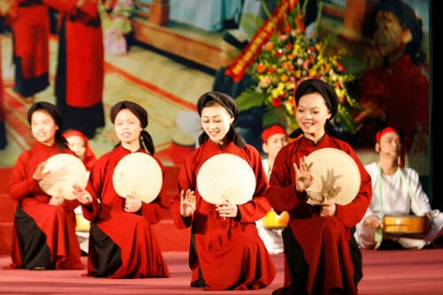 Hội Xoan, Phú Thọ Lễ hội diễn ra vào ngày mùng 7 tháng Giêng tại huyện Tam Thanh, tỉnh Phú Thọ nhằm tưởng nhớ Xuân Nương, một nữ tướng tài giỏi của Hai Bà Trưng. Khởi đầu lễ hội là tiệc cầu xuân dâng Thành hoàng, theo truyền thống dọn cỗ chay, có củ mài và mật ong. Tục truyền việc mổ trâu “nồi da xáo thịt” diễn lại tích năm tướng của vua Hùng thờ thần sông mà thoát nạn, khi lên bờ tìm trâu mổ thịt, lấy da làm nồi nấu để tế thần sông. Ảnh: phuthodfa. Hội Xoan, Phú Thọ Lễ hội diễn ra vào ngày mùng 7 tháng Giêng tại huyện Tam Thanh, tỉnh Phú Thọ nhằm tưởng nhớ Xuân Nương, một nữ tướng tài giỏi của Hai Bà Trưng. Khởi đầu lễ hội là tiệc cầu xuân dâng Thành hoàng, theo truyền thống dọn cỗ chay, có củ mài và mật ong. Tục truyền việc mổ trâu “nồi da xáo thịt” diễn lại tích năm tướng của vua Hùng thờ thần sông mà thoát nạn, khi lên bờ tìm trâu mổ thịt, lấy da làm nồi nấu để tế thần sông. Ảnh: phuthodfa.