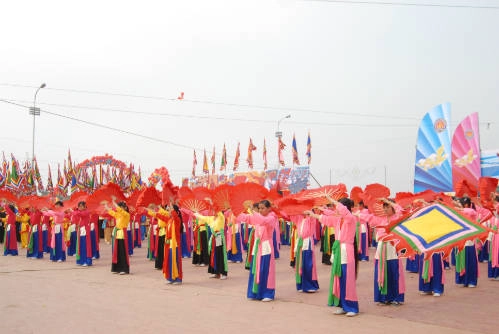 Lễ hội đền Trần, Nam Định: Thường gọi là Lễ khai ấn đền Trần, diễn ra từ ngày 14 tháng Giêng hàng năm tại đền Trần ở Nam Định (phường Lộc Vượng). Đây là một trong những lễ hội nhằm tri ân công đức 14 vị vua Trần. Điểm nhấn trong lễ hội là lễ khai ấn - thu hút hàng vạn người dân từ khắp mọi nơi đổ về xin ấn cầu mong một năm mới thành đạt, phát tài. Sau ngày khai ấn là các nghi thức quan trọng như lễ rước nước, tế cá…Ảnh: dulichthienthai. nhLễ hội đền Trần, Nam Định: Thường gọi là Lễ khai ấn đền Trần, diễn ra từ ngày 14 tháng Giêng hàng năm tại đền Trần ở Nam Định (phường Lộc Vượng). Đây là một trong những lễ hội nhằm tri ân công đức 14 vị vua Trần. Điểm nhấn trong lễ hội là lễ khai ấn - thu hút hàng vạn người dân từ khắp mọi nơi đổ về xin ấn cầu mong một năm mới thành đạt, phát tài. Sau ngày khai ấn là các nghi thức quan trọng như lễ rước nước, tế cá…Ảnh: dulichthienthai.
