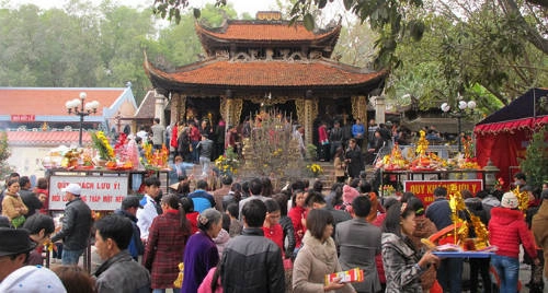 Lễ hội Bà chúa Kho, Bắc Ninh: Lễ hội diễn ra ngày 14 tháng Giêng ở đền bà chúa Kho nằm tại làng Cổ Mễ, phường Vũ Ninh, thành phố Bắc Ninh. Đây cũng là một lễ hội lớn tại miền Bắc, nhất là đối với giới kinh doanh, làm ăn buôn bán. Cuối năm trả nợ, đầu năm đi vay bà chúa Kho đã trở thành một phong tục tồn tại lâu đời tại Việt Nam. Lễ hội có tục dâng hương, khấn vay tiền Bà Chúa (tượng trưng) "cầu tài phát lộc". Ảnh: hoangviet. nh Lễ hội Bà chúa Kho, Bắc Ninh: Lễ hội diễn ra ngày 14 tháng Giêng ở đền bà chúa Kho nằm tại làng Cổ Mễ, phường Vũ Ninh, thành phố Bắc Ninh. Đây cũng là một lễ hội lớn tại miền Bắc, nhất là đối với giới kinh doanh, làm ăn buôn bán. Cuối năm trả nợ, đầu năm đi vay bà chúa Kho đã trở thành một phong tục tồn tại lâu đời tại Việt Nam. Lễ hội có tục dâng hương, khấn vay tiền Bà Chúa (tượng trưng) "cầu tài phát lộc". Ảnh: hoangviet.