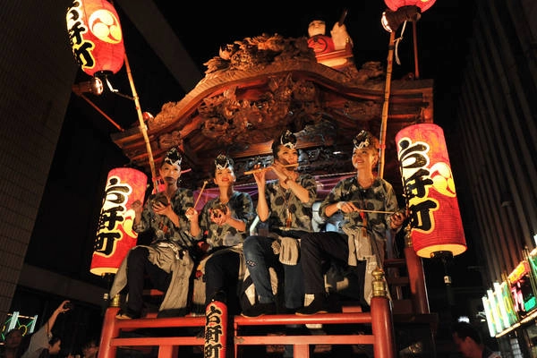 Ảnh: tokyobling.wordpress.com nhung-le-hoi-soi-dong-kich-thich-ban-len-duong-du-lich-thang-7-ivivu-2