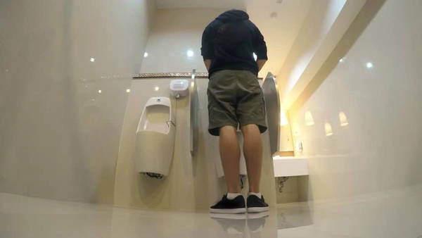 Không được đứng tiểu sau 22h: Điều luật này được áp dụng với nam giới, do hành động này gây ra quá nhiều tiếng động và có thể khiến các công dân khác tỉnh giấc. Ngoài ra, một số khu nhà còn quy định không được xả toilet sau 22h để tránh ảnh hưởng tới người cùng khu. Sau “giờ vàng” này, nếu sập cửa ôtô mạnh, bạn cũng sẽ bị phạt. Ảnh: Shutterstock.