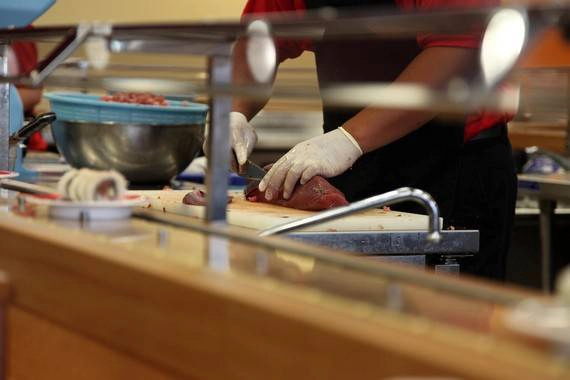 Bàn tay phụ nữ được cho là làm hỏng hương vị của món sushi.