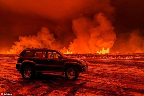 Du khách cần mua bảo hiểm núi lửa và gió mạnh cho xe ở Iceland.