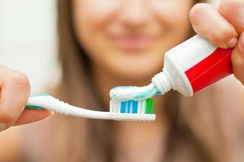 Nếu phải ngủ sân bay bạn nên nhớ mang đủ đồ dùng cá nhân như bàn chải, kem đánh răng... Ảnh: skyscanner