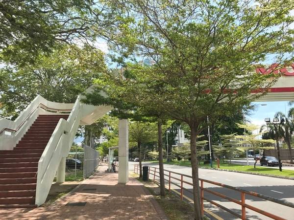 Những lưu ý về đi lại và ăn uống trên đảo Penang, Malaysia    Những lưu ý về đi lại và ăn uống trên đảo Penang, Malaysia    Những lưu ý về đi lại và ăn uống trên đảo Penang, Malaysia  Một vài lưu ý nhỏ:  - Malaysia lái xe bên trái, nên ghi nhớ điều này khi thuê xe tự lái.  - Ở đây rất ít taxi, bạn phải hỏi giá trước khi lên xe.  - Nên chuẩn bị sẵn kem chống nắng vì thời tiết Penang rất nóng vào buổi trưa. Tuy nhiên không khí sạch sẽ, nhiều cây xanh nên không khiến bạn khó chịu.