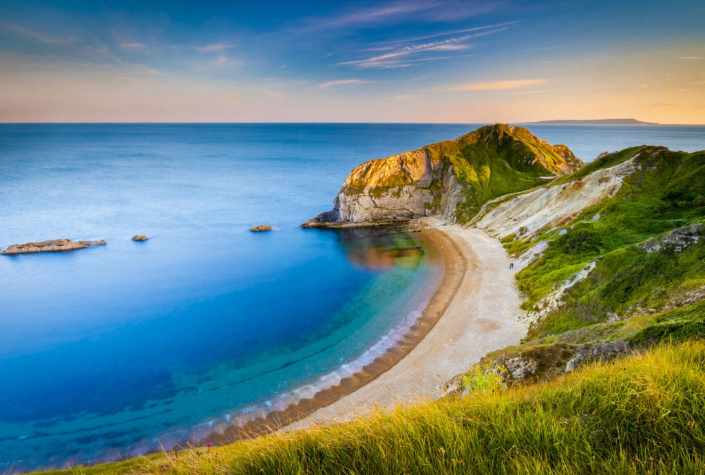 Bờ biển tuyệt đẹp: Những bờ biển ở Anh trải dài từ Northumberland đến Cornwall khiến du khách choáng ngợp bởi vẻ đẹp hoang sơ, hùng vĩ.