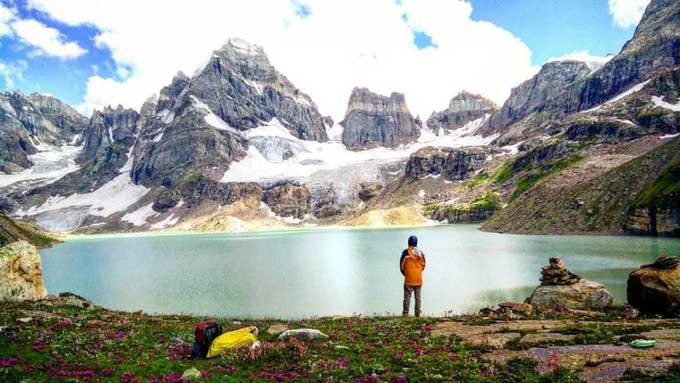 Những cung đường trekking tuyệt nhất thế giới  Pakistan có những tuyến đi bộ khám phá được đánh giá đẹp không kém Nepal về cả chất lẫn lượng. Hàng trăm lối đi từ vài ngày đến hàng tuần, đủ cấp độ, sẵn sàng chào đón mọi du khách. Những tay du lịch bụi lười biếng nhất cũng khó có thể cưỡng lại bước chân về phía trước để thu vào tầm mắt những khung cảnh ngoạn mục. Đồng cỏ Fairy, đồi Margalla, cung Dunga Gali-Ayubia, Miranjani, hồ Chitta Katha (ảnh), thung lũng Naltar… đều là những cái tên khá quen thuộc với du khách yêu trekking. Ảnh: northernaop.com.