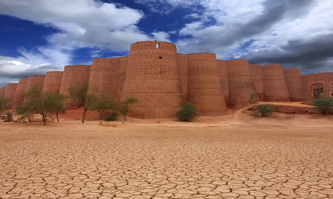 Pháo đài Derawar có từ thế kỷ thứ 9 tại Yazman Tehsil, Punjab, là điểm đến không thể bỏ qua tại Pakistan. Ảnh: Shutterstock.