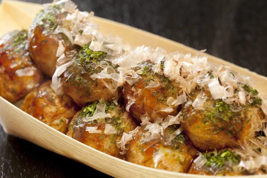 Những món ăn nổi tiếng ở Osaka phải kể đến là Takoyaki (bạch tuộc nướng) và bánh xèo Nhật Bản. Ảnh: Expja. Những món ăn nổi tiếng ở Osaka phải kể đến là Takoyaki (bạch tuộc nướng) và bánh xèo Nhật Bản. Ảnh: Expja.