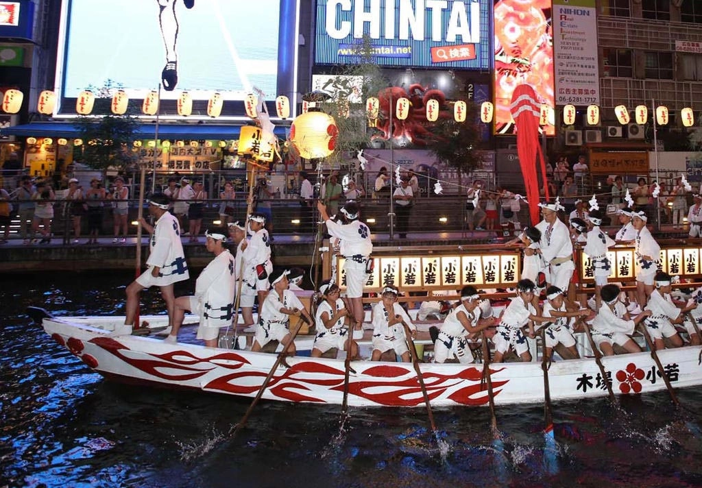 Người dân ở Osaka thân thiện và rất biết cách hưởng thụ cuộc sống. Trong ảnh là lễ hội Tenjin ở Osaka, một trong 3 lễ hội lớn nhất của Nhật Bản cùng với Gion Matsuri ở Kyoto và Kanda Matsuri ở Tokyo. Ảnh: Osatenjin. Người dân ở Osaka thân thiện và rất biết cách hưởng thụ cuộc sống. Trong ảnh là lễ hội Tenjin ở Osaka, một trong 3 lễ hội lớn nhất của Nhật Bản cùng với Gion Matsuri ở Kyoto và Kanda Matsuri ở Tokyo. Ảnh: Osatenjin.