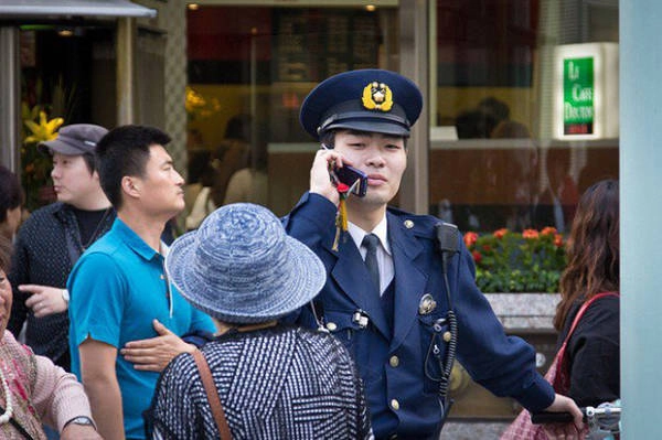 Môi trường lịch sự, sạch sẽ và an toàn Đường phố luôn gọn gàng, sạch sẽ và an ninh tốt đã gây ấn tượng với du khách. Mọi người có cảm giác an toàn, thoải mái gần như được ở nhà.