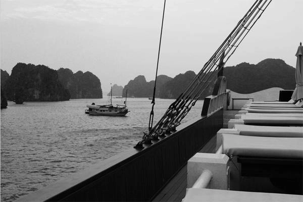 Cuối cùng, hãy ngồi trên khoang tàu, nhâm nhi một tách cafe và nói lời chào tạm biệt Hạ Long. Vịnh Hạ Long là điểm đến hấp dẫn du khách vào dịp hè, nhưng lại trở nên đặc biệt lãng mạn, yên lặng và thanh bình mỗi khi đông về.