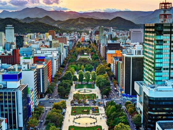 Sapporo là thủ phủ của Hokkaido và cũng là thành phố lớn nhất nơi đây. Công viên Odori nằm giữa thành phố, chia Sapporo thành 2 phía Bắc, Nam. Sapporo là thủ phủ của Hokkaido và cũng là thành phố lớn nhất nơi đây. Công viên Odori nằm giữa thành phố, chia Sapporo thành 2 phía Bắc, Nam.