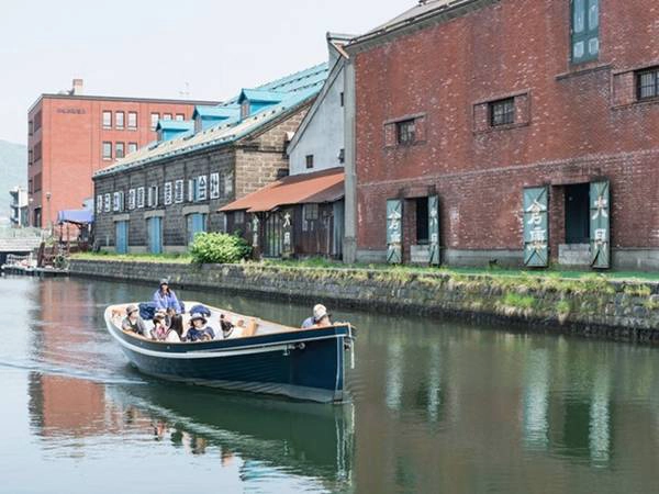 Cảng Otaru chỉ cách thành phố Sapporo một quãng đường ngắn khoảng 30 phút và đến đây du khách có thể thăm thú kênh đào Otaru. Cảng Otaru chỉ cách thành phố Sapporo một quãng đường ngắn khoảng 30 phút và đến đây du khách có thể thăm thú kênh đào Otaru.