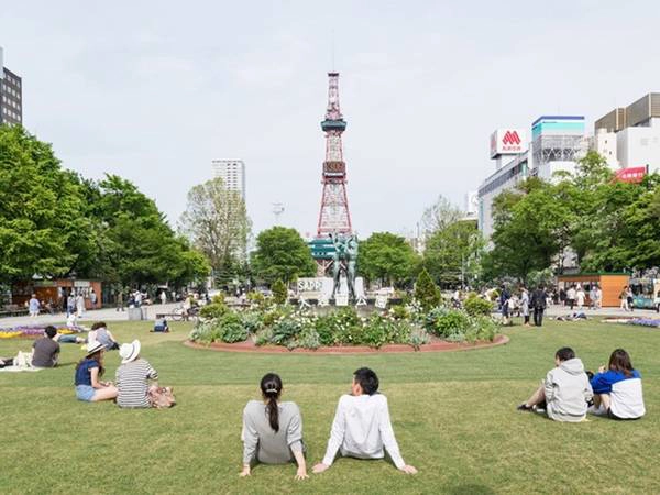 Trong tiếng Nhật, odori nghĩa là con đường lớn. Công viên này là một trong những địa điểm nổi tiếng bởi tầm nhìn đẹp tới tháp truyền hình của thành phố. Trong tiếng Nhật, odori nghĩa là con đường lớn. Công viên này là một trong những địa điểm nổi tiếng bởi tầm nhìn đẹp tới tháp truyền hình của thành phố.