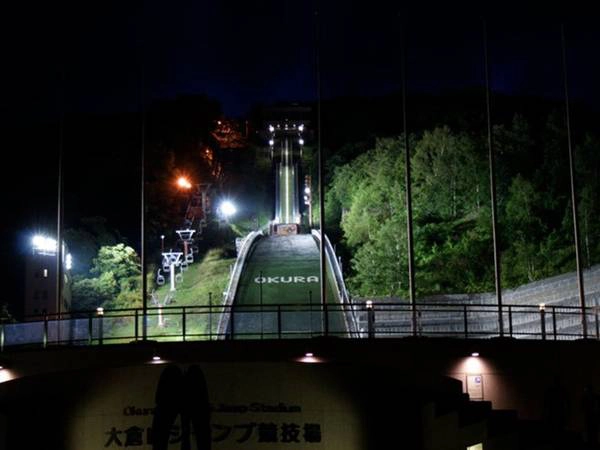 Trong thành phố Sapporo còn có sân vận động Okurayama Ski Jump nằm trên núi Okura. Trong thành phố Sapporo còn có sân vận động Okurayama Ski Jump nằm trên núi Okura.