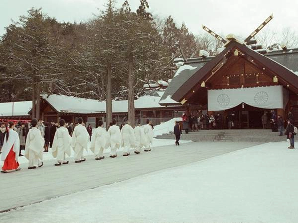Nếu là người yêu thích những di tích lịch sử, du khách có thể ghé thăm Hokkaido Jingu – một ngôi đền ở Sapporo. Nếu là người yêu thích những di tích lịch sử, du khách có thể ghé thăm Hokkaido Jingu – một ngôi đền ở Sapporo.