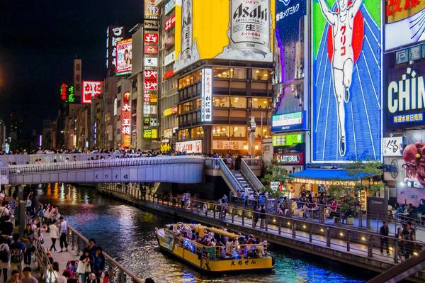 Du khách ngồi thuyền ngắm cảnh ở Dotonbori. Ảnh: Wikipedia Du khách ngồi thuyền ngắm cảnh ở Dotonbori. Ảnh: Wikipedia