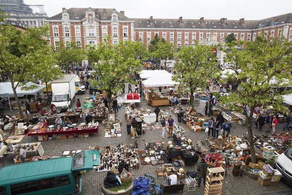 Chợ đồ cũ: Hiếm có thành phố nào nhiều chợ đồ cũ hấp dẫn và thú vị như Brussels. Bạn sẽ tìm thấy những món hàng độc đáo, từ tác phẩm nghệ thuật, đồ điện cũ, thời trang phong cách cổ... với chi phí hợp túi tiền. Đây là một trong những hoạt động phổ biến vào dịp cuối tuần với người dân địa phương. Ảnh: Wsj. Chợ đồ cũ: Hiếm có thành phố nào nhiều chợ đồ cũ hấp dẫn và thú vị như Brussels. Bạn sẽ tìm thấy những món hàng độc đáo, từ tác phẩm nghệ thuật, đồ điện cũ, thời trang phong cách cổ... với chi phí hợp túi tiền. Đây là một trong những hoạt động phổ biến vào dịp cuối tuần với người dân địa phương. Ảnh: Wsj.